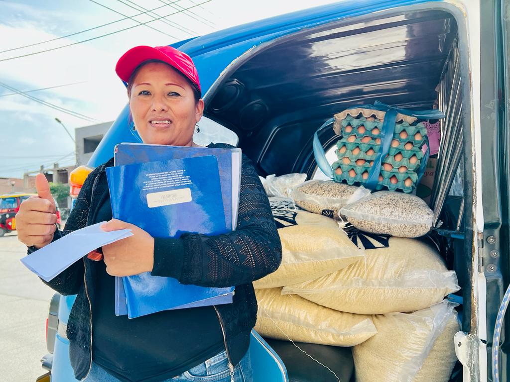 Entrega de víveres de primera necesidad a los comedores populares del distrito.