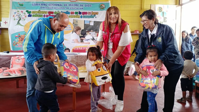 Equipo de cobertura de metas de la DRE Madre de Dios entregaron mochilas educativas a niños de 3 años de edad de I.E.I Nª 300 de Sudadero