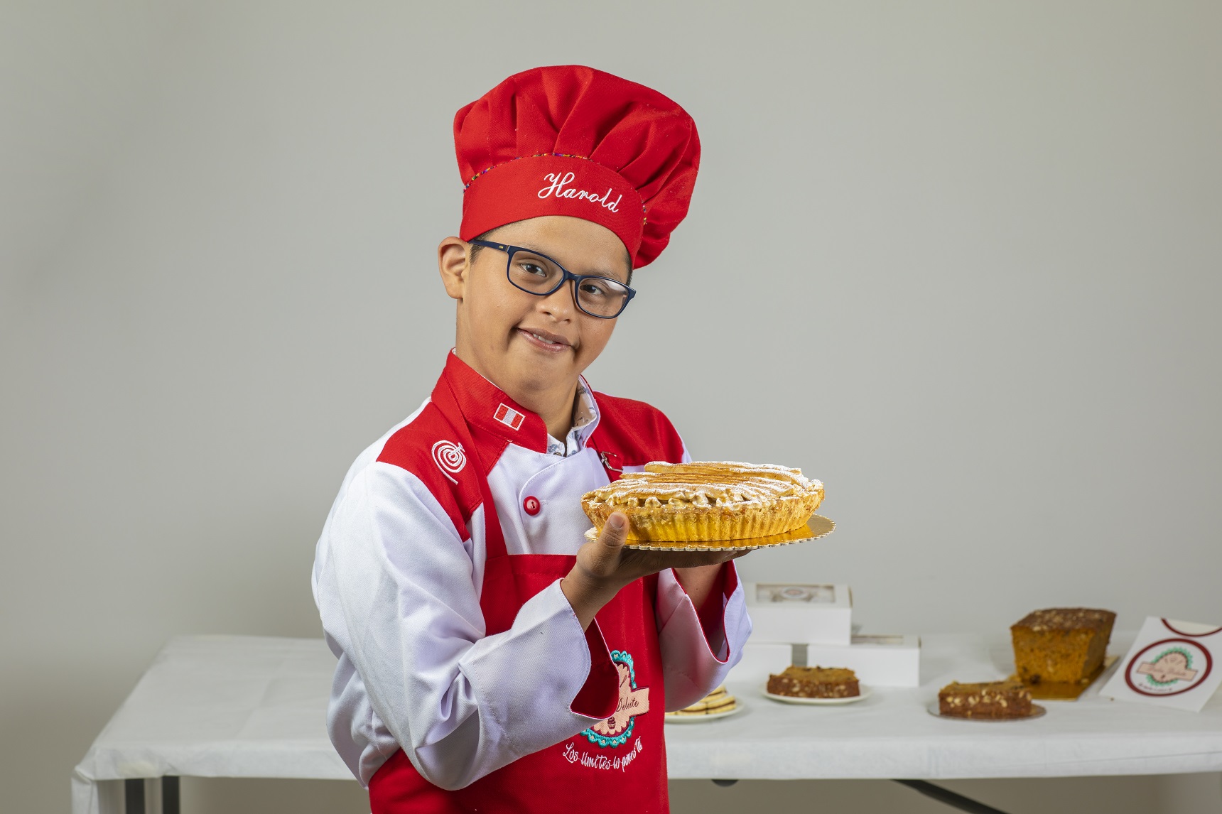 Harold Viterry joven con discapacidad presenta sus postes y pastelería