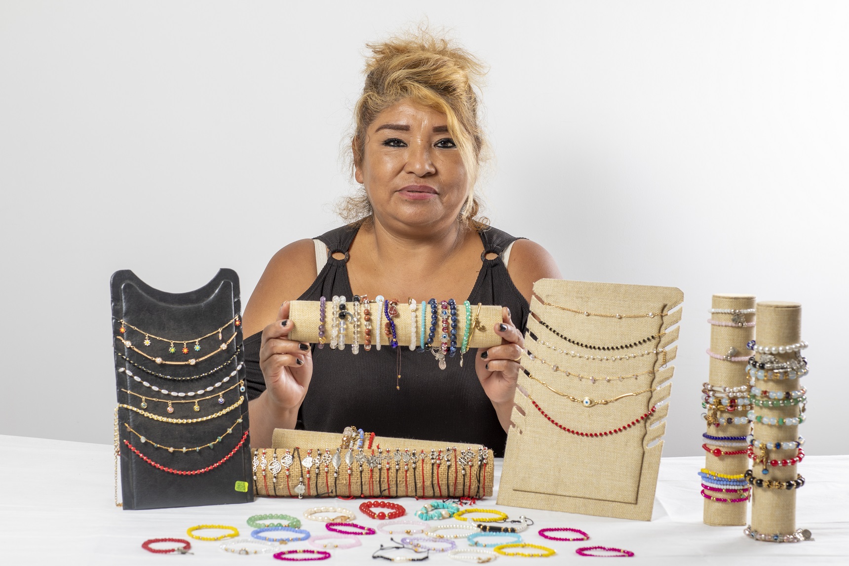 Mujer con discapacidad muestra la bisutería de realiza 