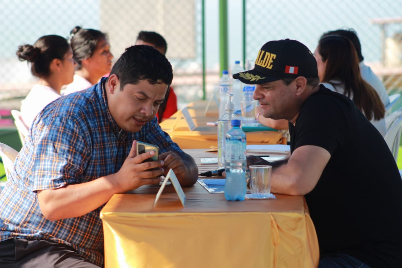 Regidores y funcionarios también atendieron a los moradores