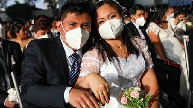 Pareja celebrando matrimonio civil