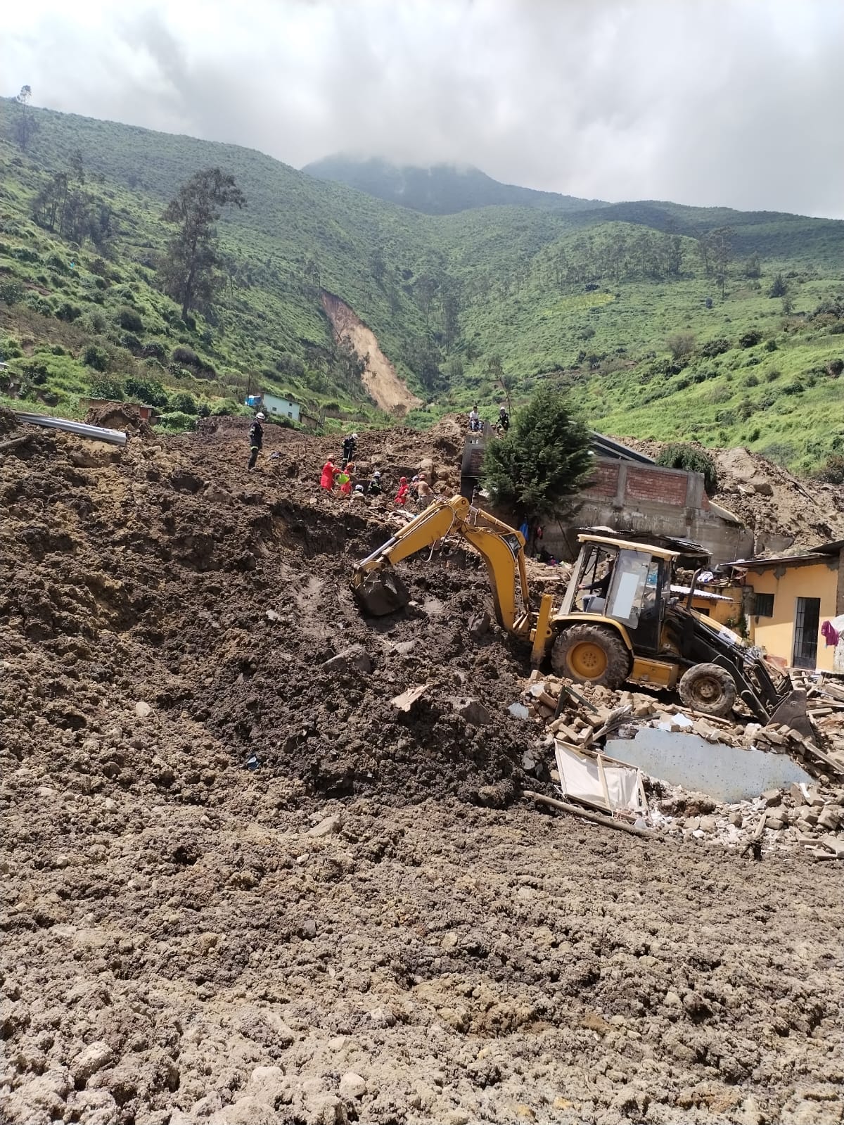 Maquinarias de la municipalidad de Huaral brindan soporte en la intensa búsqueda y rescate de las víctimas por alud en La Perla Chaupis