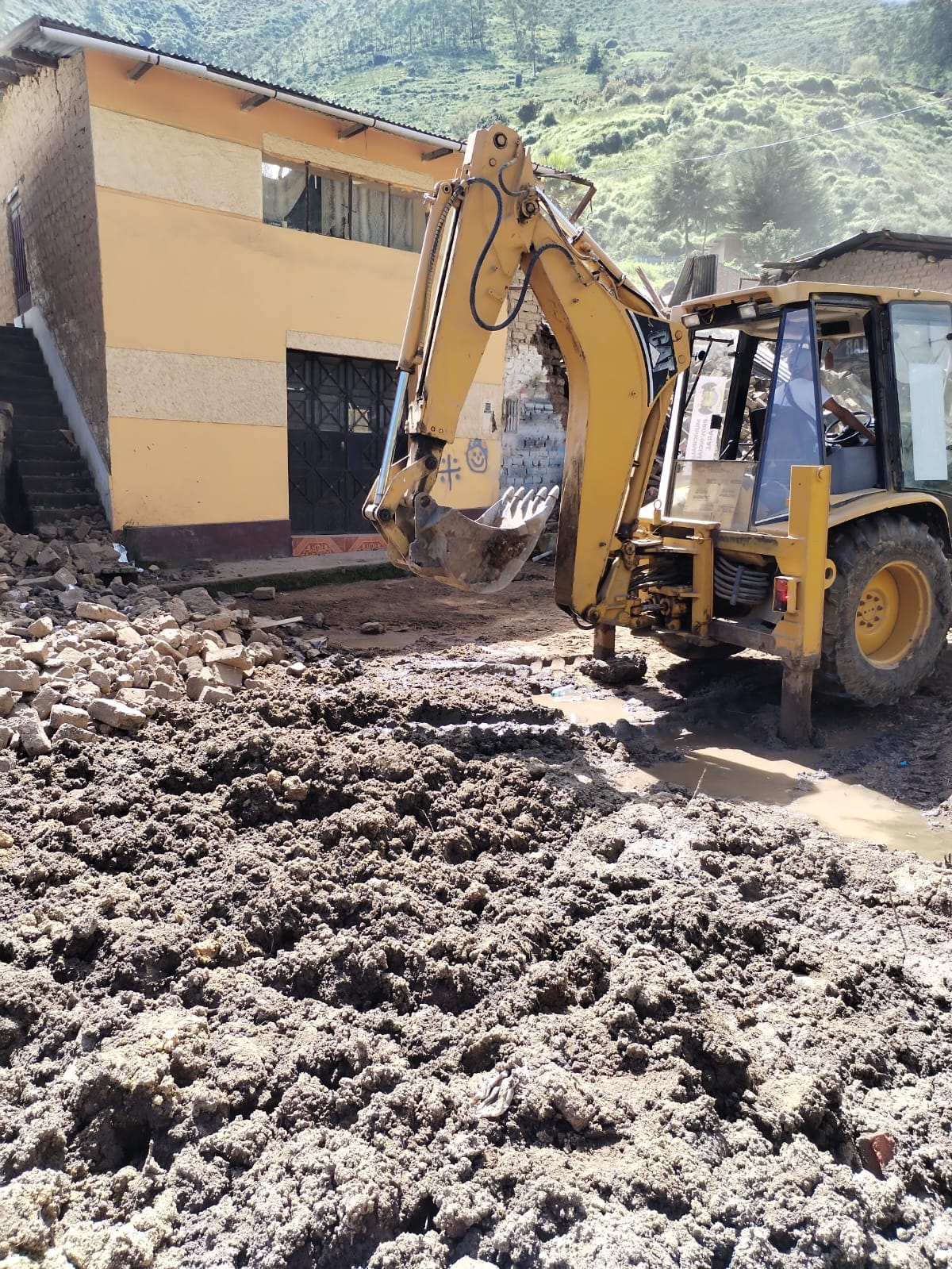 Maquinarias de la municipalidad de Huaral brindan soporte en la intensa búsqueda y rescate de las víctimas por alud en La Perla Chaupis