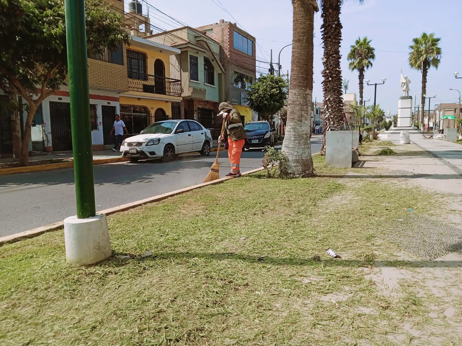 Se realiza poda y limpieza de áreas verdes en la Alameda de los Héroes - Huaral