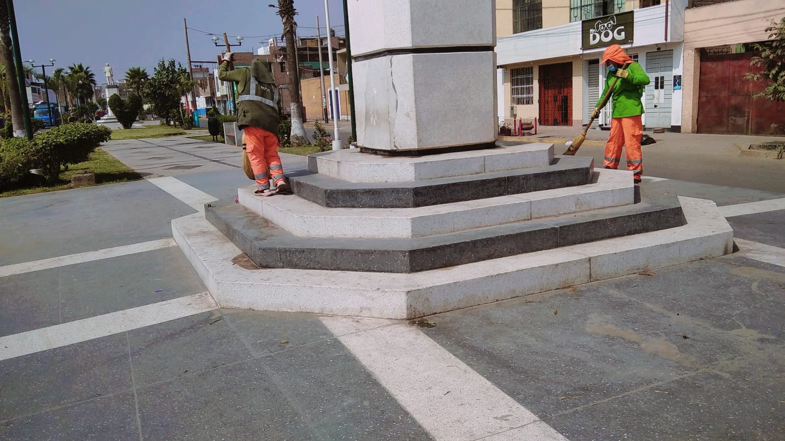 Se realiza poda y limpieza de áreas verdes en la Alameda de los Héroes - Huaral