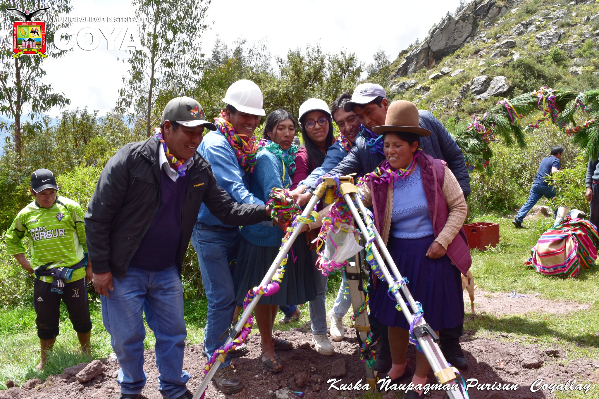 El alcalde del distrito de Coya Florencio Walter Bejar Mejia acompañado de sus regidores Leoncio Mora Vasquez, Valeria Chauca Quispe, Nazario Nina Ttito y Javier Paucar Quispe, dio inicio a la obra de “Mejoramiento del servicio de provisión de agua para riego en el sector de Cachi Uno de la Comunidad de Sihua”.