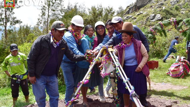 El alcalde del distrito de Coya Florencio Walter Bejar Mejia acompañado de sus regidores Leoncio Mora Vasquez, Valeria Chauca Quispe, Nazario Nina Ttito y Javier Paucar Quispe, dio inicio a la obra de “Mejoramiento del servicio de provisión de agua para riego en el sector de Cachi Uno de la Comunidad de Sihua”.