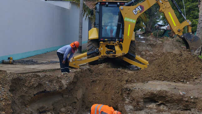 La maquinaria municipal llegó hasta la Urb. Lourdes para hacer trabajos de evacuación de aguas pluviales.