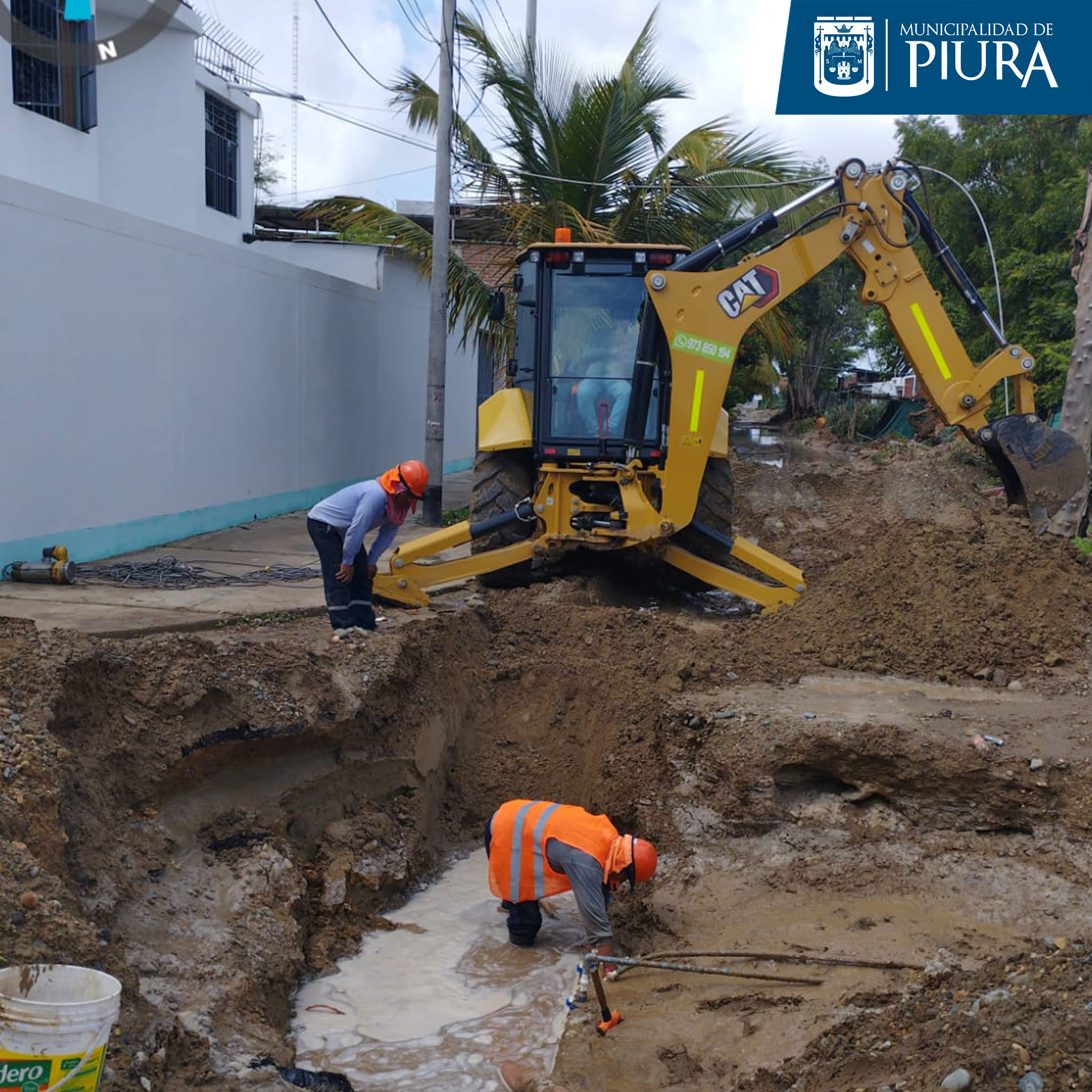 La maquinaria municipal llegó hasta la Urb. Lourdes para hacer trabajos de evacuación de aguas pluviales.