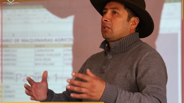 La Municipalidad Distrital de Colquemarca, a través de la Sub Gerencia Desarrollo Económico Local, llevó a cabo una importante reunión de programación con los Presidentes Comunales, presidentes anexales y autoriades del distrito, para coordinar trabajos con los tractores en el marco de la campaña agrícola 2023.
En este encuentro, se contó con la presencia del Sr. Bautista Millío Yucra, Regidor de la Municipalidad, el MVZ. Wilmer Castro y el Ing. Roniel Challa Zuniga, quienes aportaron valiosas ideas y sugerencias para garantizar el éxito de las labores en el sector agrícola.
La Municipalidad Distrital de Colquemarca, en su afán de promover el desarrollo económico y mejorar la calidad de vida de sus habitantes, continúa trabajando de manera coordinada y planificada con todas las autoridades del Distrito, Presidentes Comunales y anexales, asegurando así la eficacia en el trabajo y el bienestar de la comunidad.
En resumen, la reunión de programación con los Presidentes Comunales y presidentes anexales sobre trabajos con maquinaria agrícola, en el marco de la campaña agrícola 2023-2024, fue un éxito gracias a la participación activa y comprometida de todas las autoridades presentes.
¡Colquemarca, un nuevo comienzo con oportunidades para todos!
Prof. Santos Oviedo Ataucuri - Alcalde
Gestión 2023 - 2026
