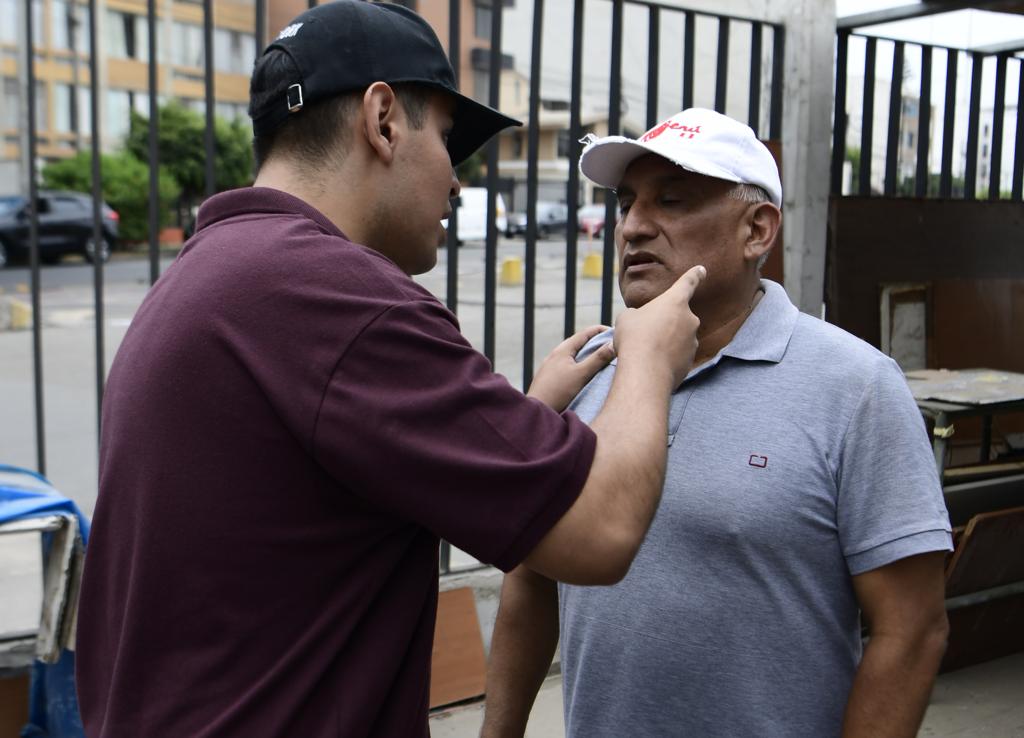 Hombre amenazando a su víctima porque no le paga préstamo