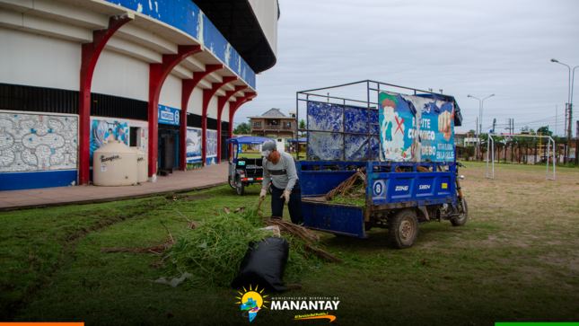 Municipalidad De Manantay realiza trabajos de limpieza y cultivo en el entorno del Coliseo Cerrado.
