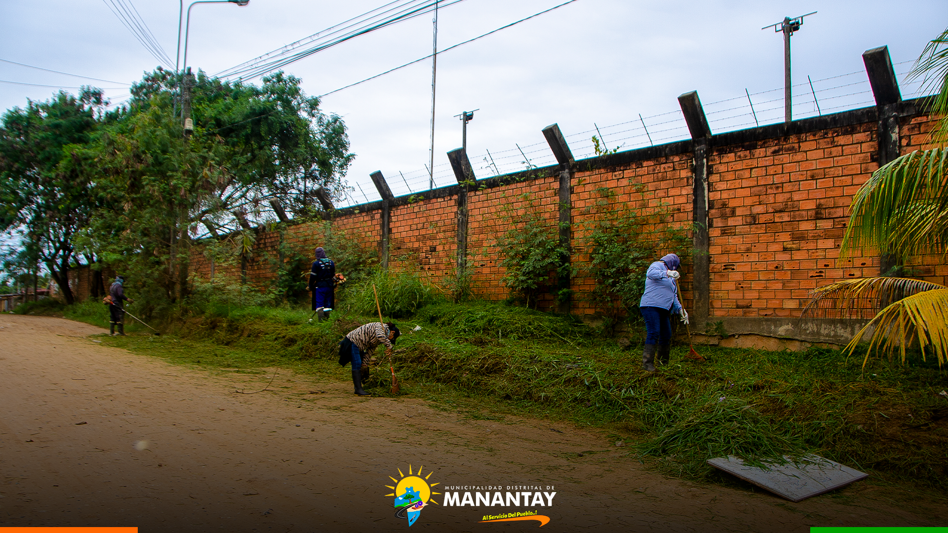 Municipalidad De Manantay realiza trabajos de limpieza y cultivo en el entorno del Coliseo Cerrado.