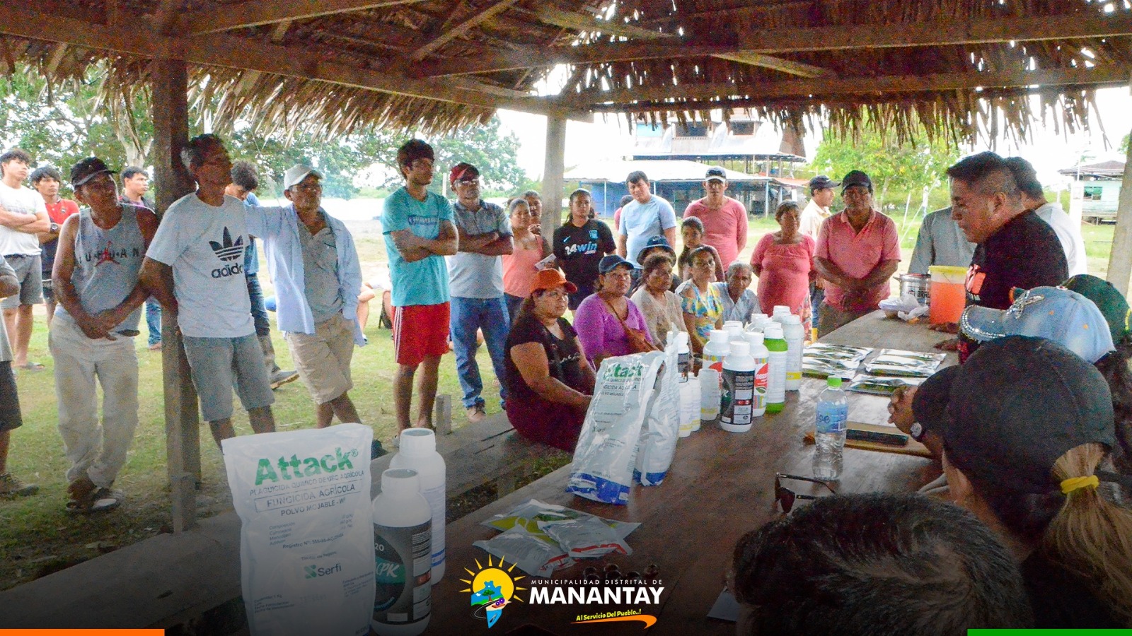 Municipalidad de Manantay entrega semillas mejoradas y fertilizantes a productores agrarios del Caserío Pucallpillo.