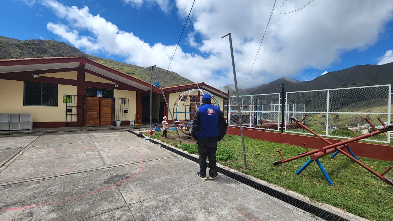 Comisionado supervisa colegio