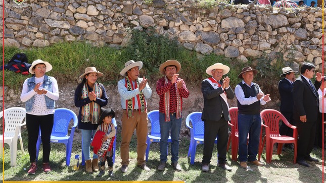 La Municipalidad Distrital de Colquemarca representada por nuestros regidores Baustista Millio Yucra, Juan Rafael Zapata Choque y Bertha Salhua Chacnama, realizaron una visita protocolar al Centro Poblado de Charamuray - Urubamba, con motivo de su XXVI Aniversario de Creación Política.
Durante su visita, nuestros regidores fueron recibidos cálidamente por el Alcalde del Concejo Menor de Charamuray, Sr. Martin Gamero Soto y su plana de regidores, y pudieron presenciar el desfile de instituciones y organizaciones, así como el concurso de danzas, eventos que se llevaron a cabo en el marco de la celebración.
La Municipalidad Distrital de Colquemarca extiende sus felicitaciones al Centro Poblado de Charamuray Urubamba por este importante evento, que reúne y promueve las tradiciones y costumbres de nuestra comunidad. Asimismo, agradecemos a todas las personas que participaron 
Nos comprometemos a seguir trabajando de manera conjunta con todas las comunidades de nuestro distrito, en la promoción y difusión de nuestras costumbres y tradiciones, así como en el impulso del desarrollo y progreso de nuestro querido Colquemarca.
¡Colquemarca, un nuevo comienzo con oportunidades para todos!
Prof. Santos Oviedo Ataucuri - Alcalde
Gestión 2023 - 2026
