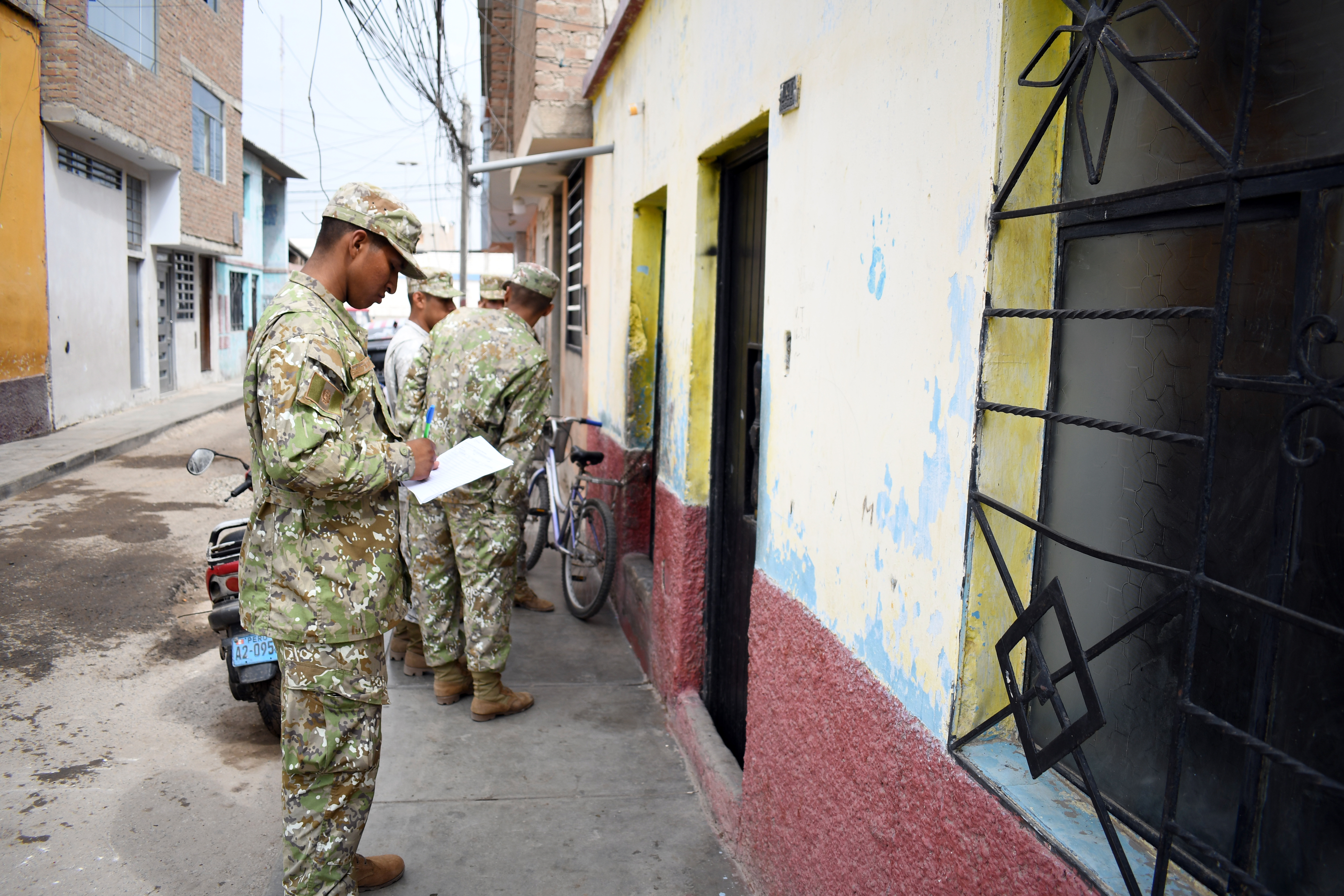 Soldados se suman a la lucha contra el dengue en Lambayeque