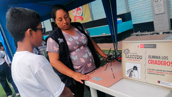 Personal de salud brindando información sobre el dengue