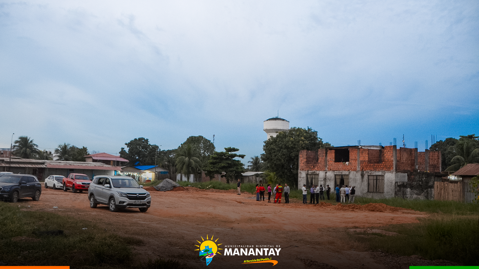 Alcalde de Manantay, funcionarios y comité de la creación de la compañía de bomberos inspeccionaron posible terreno en el A.H. Roca fuerte.