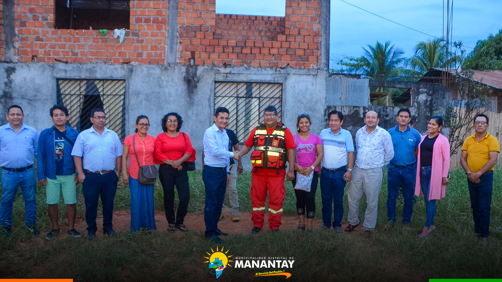 Alcalde de Manantay, funcionarios y comité de la creación de la compañía de bomberos inspeccionaron posible terreno en el A.H. Roca fuerte.