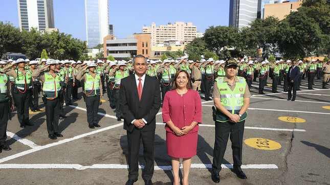 Fotografía de la presidenta Boluarte en la presentación de policías para reforzar la seguridad ciudadana.