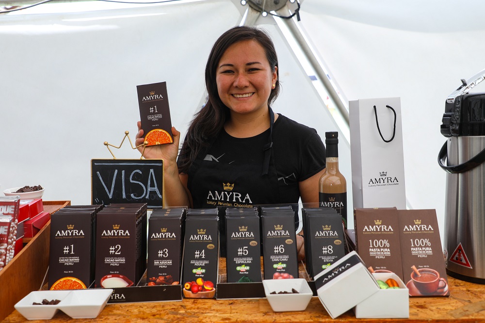 Empresaria con sus productos