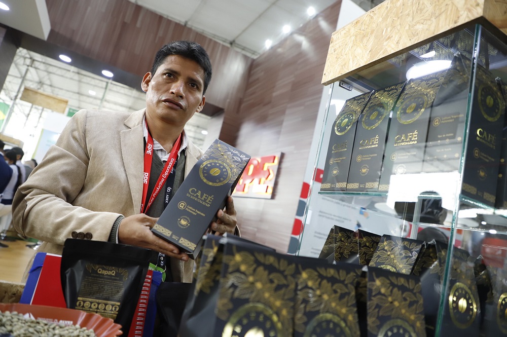 Productor cafetalero exponiendo sus productos