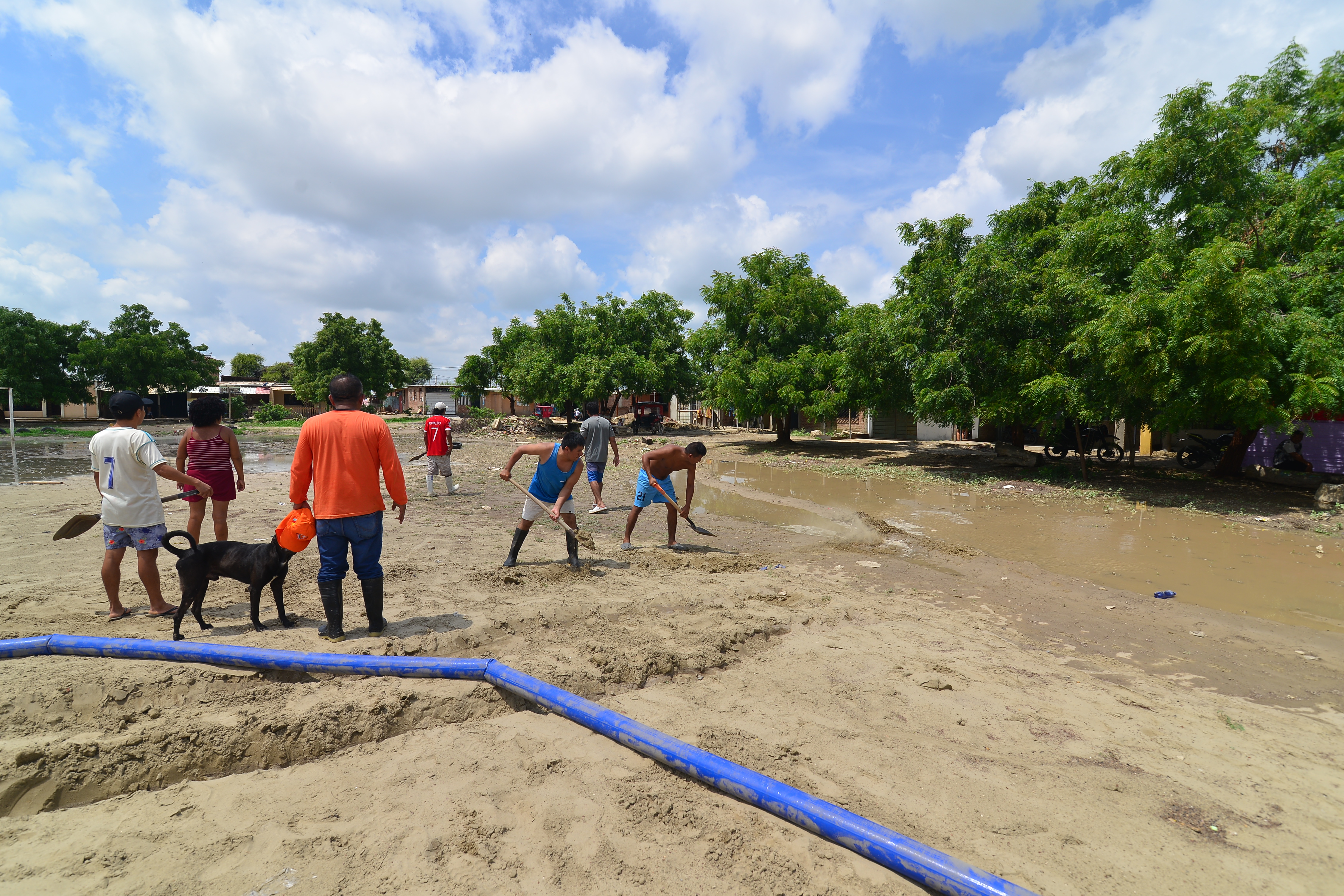 Los pobladores y el personal municipal trabajan en conjunto