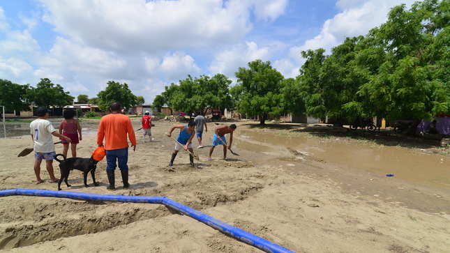 Los pobladores y el personal municipal trabajan en conjunto
