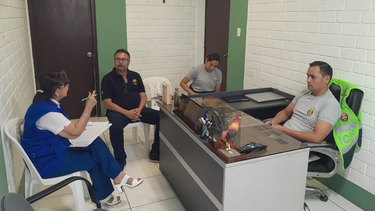 Comisionados se reúnen con autoridades policiales
