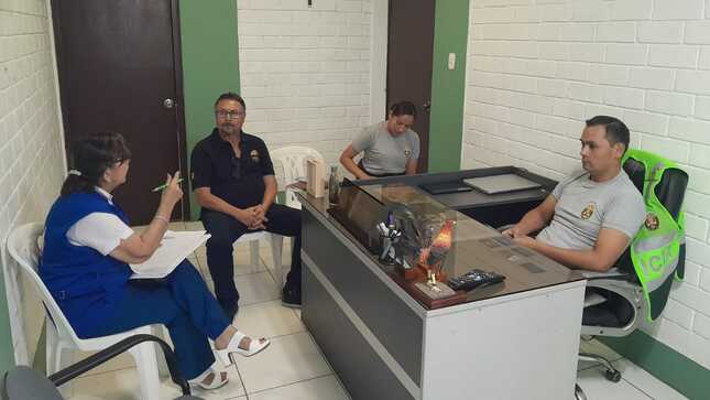 Comisionados se reúnen con autoridades policiales