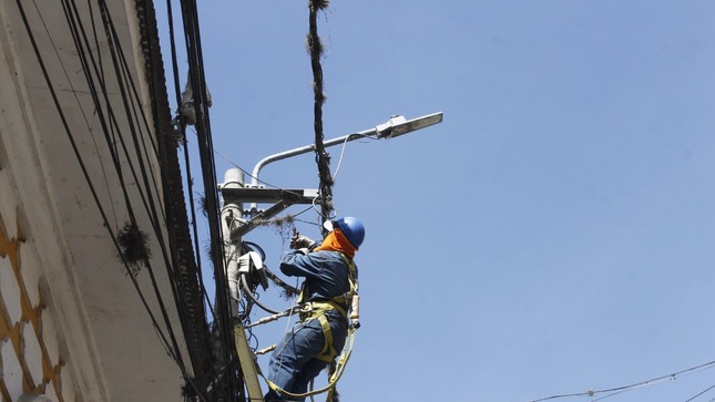 Electrocentro retira alambres y cables en desuso de las calles en beneficio de la población de Huánuco