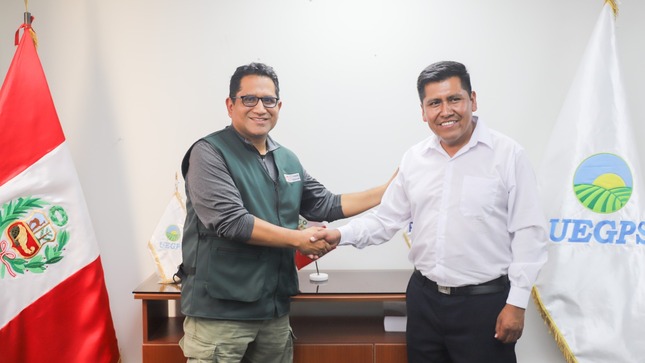 Director ejecutivo de la UEGPS estrechando la mano del gobernador regional de Puno