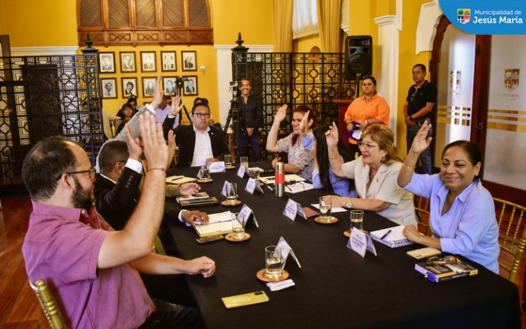 Nuestro alcalde, Jesús Gálvez Olivares, presidió la sesión realizada en el Salón Cáceres del Palacio Municipal.