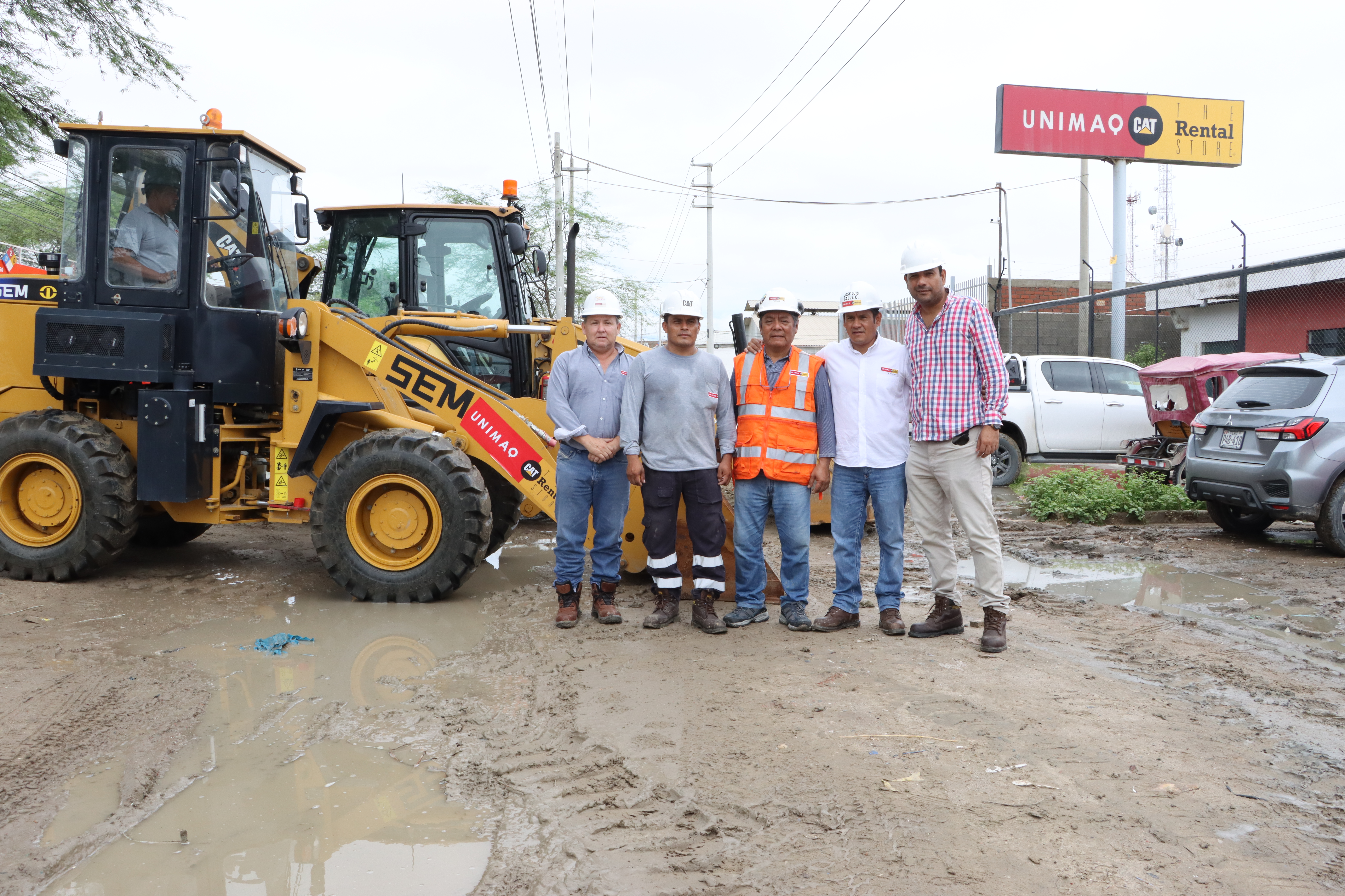 La empresa privada acudió al llamado del alcalde para ayudar a la provincia golpeada por las lluvias.