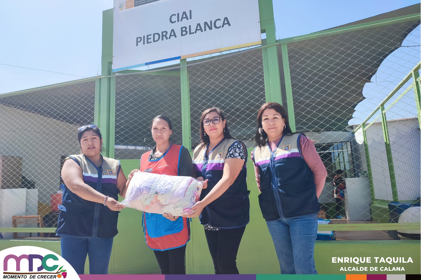 Entrega paquete de ropas para niños beneficiarios del Programa Cuna Mas