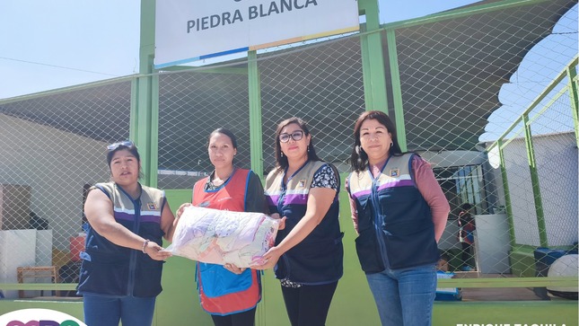 Entrega paquete de ropas para niños beneficiarios del Programa Cuna Mas