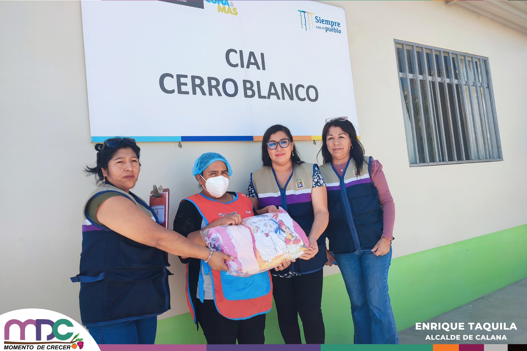Entrega paquete de ropas para niños beneficiarios del Programa Cuna Mas