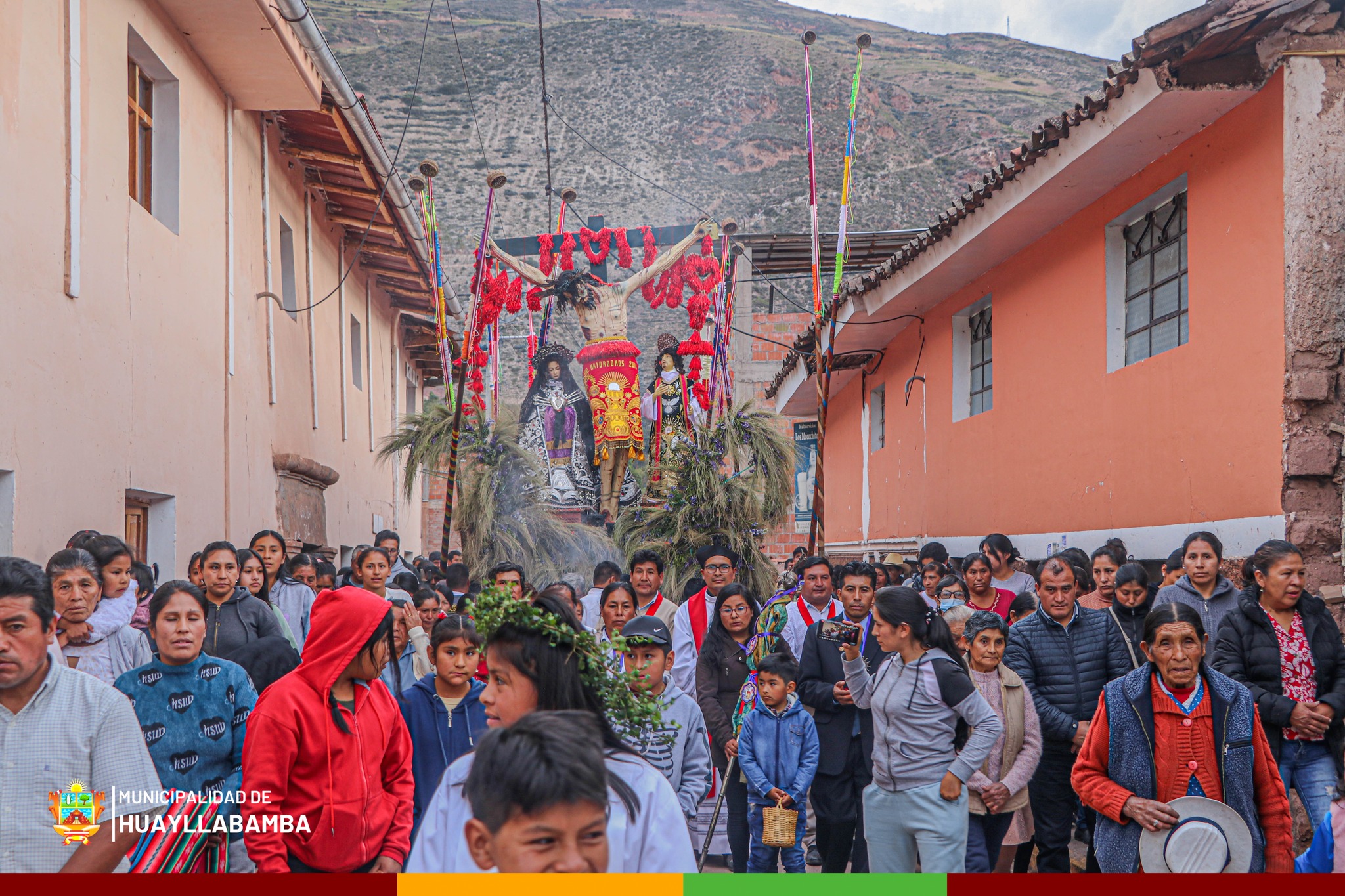 Población huayllabambina celebrando la Semana Santa