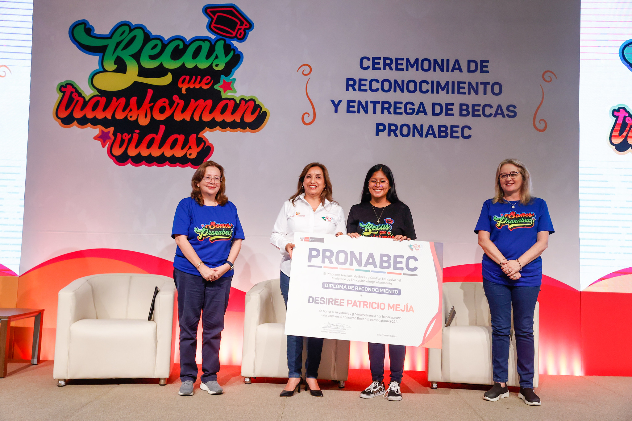 Fotografía de la reconocimiento a beneficiarios de Beca 18.