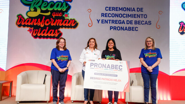 Fotografía de la reconocimiento a beneficiarios de Beca 18.