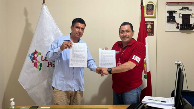 Foto del alcalde y la autoridad del Programa Lurawi Perú de Piura. 
