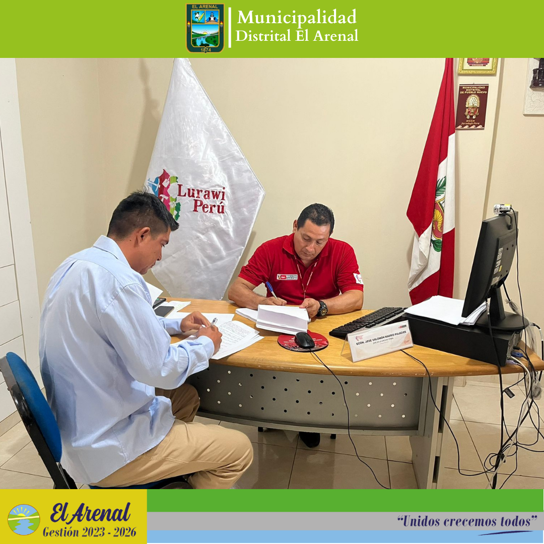 Foto del alcalde firmando el convenio.