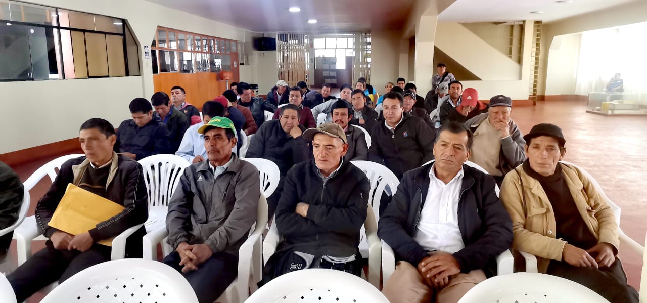Dirigentes ronderos y asistentes a la reunión de trabajo convocada por el consejero regional
