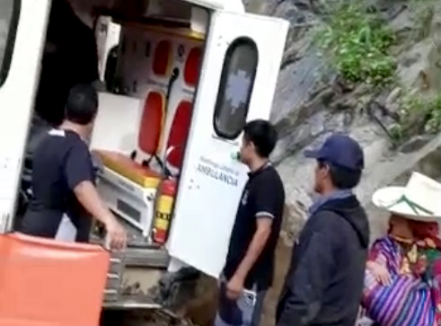Trasladan a madre de Incahuasi por complicaciones posparto