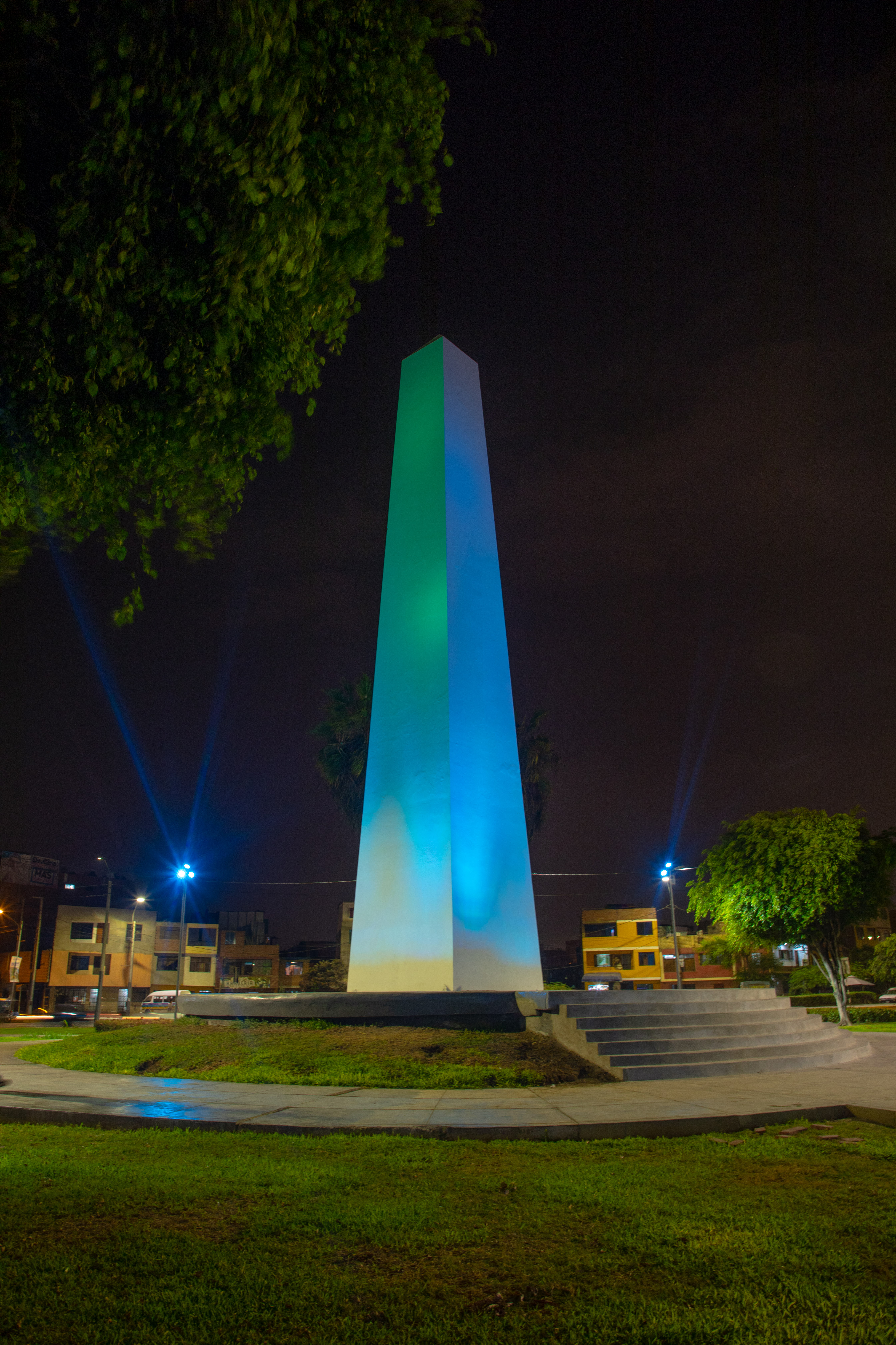 Los óvalos "El Obelisco" y "Centenario" ahora lucen iluminados y listos para las postales nocturnas.