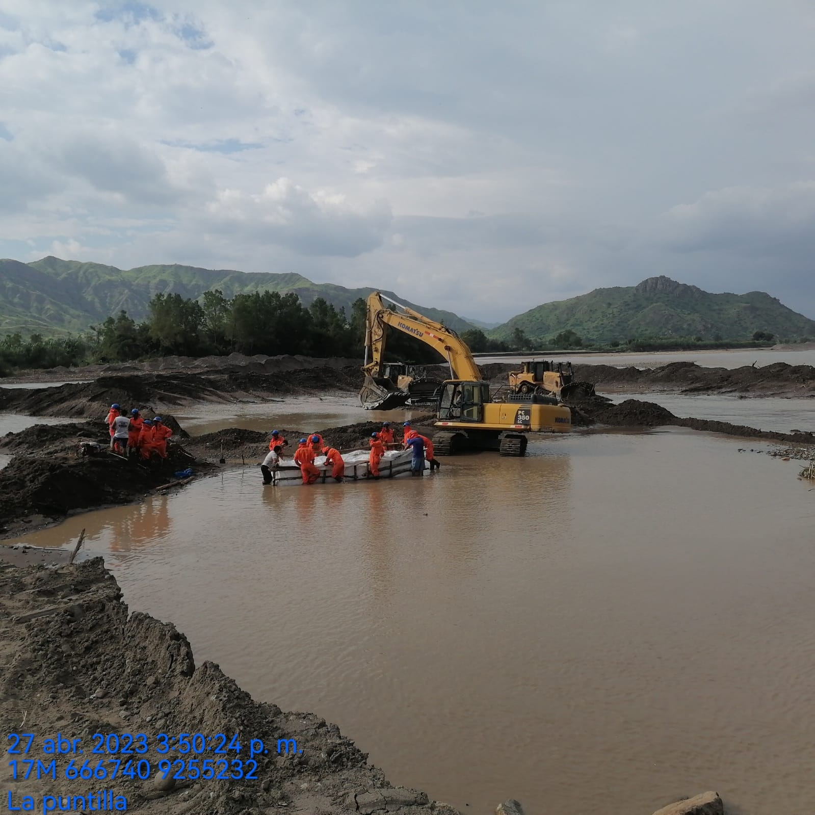 Instalación de bolsas de geotextil para encauzamiento de río