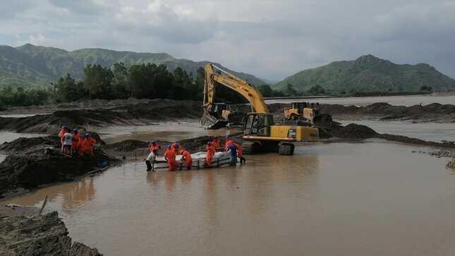 Instalación de bolsas de geotextil para encauzamiento de río