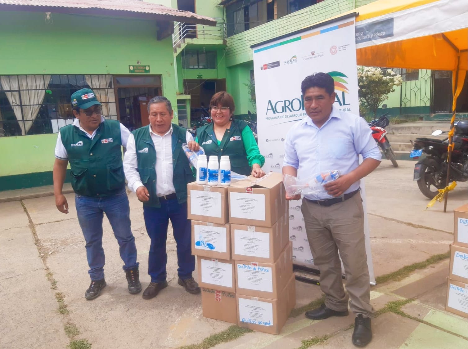 Entrega de kits veterinarios Huánuco